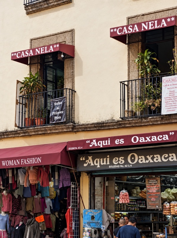 Fachada en la calle Soledad del Centro Histórico: Casa Nela en el primer piso y la tienda Aquí es Oaxaca en la planta baja